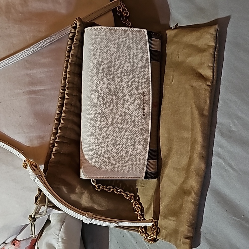 Burberry Henley white wallet on chain